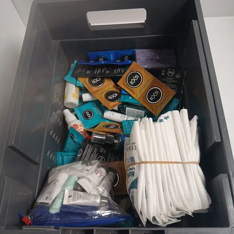 TOTE OF APPROXIMATELY 12 ASSORTED HEALTH AND BEAUTY ITEMS TO INCLUDE: LOREAL MEN CARBON FACEWASH X2