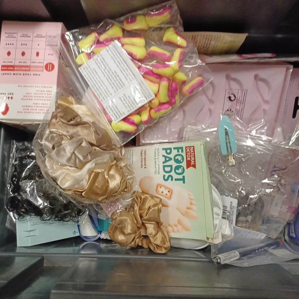 BOX OF APPROX 20 ASSORTED HEALTH AND BEAUTY ITEMS TO INCLUDE - MYLEE PROFESSIONAL STRIPLESS WAX - INTIMA WEAR BODYFORM PERIOD UNDERWEAR - JEROME RUSSELL BBLONDE TONING DROPS IN SHOWER ECT
