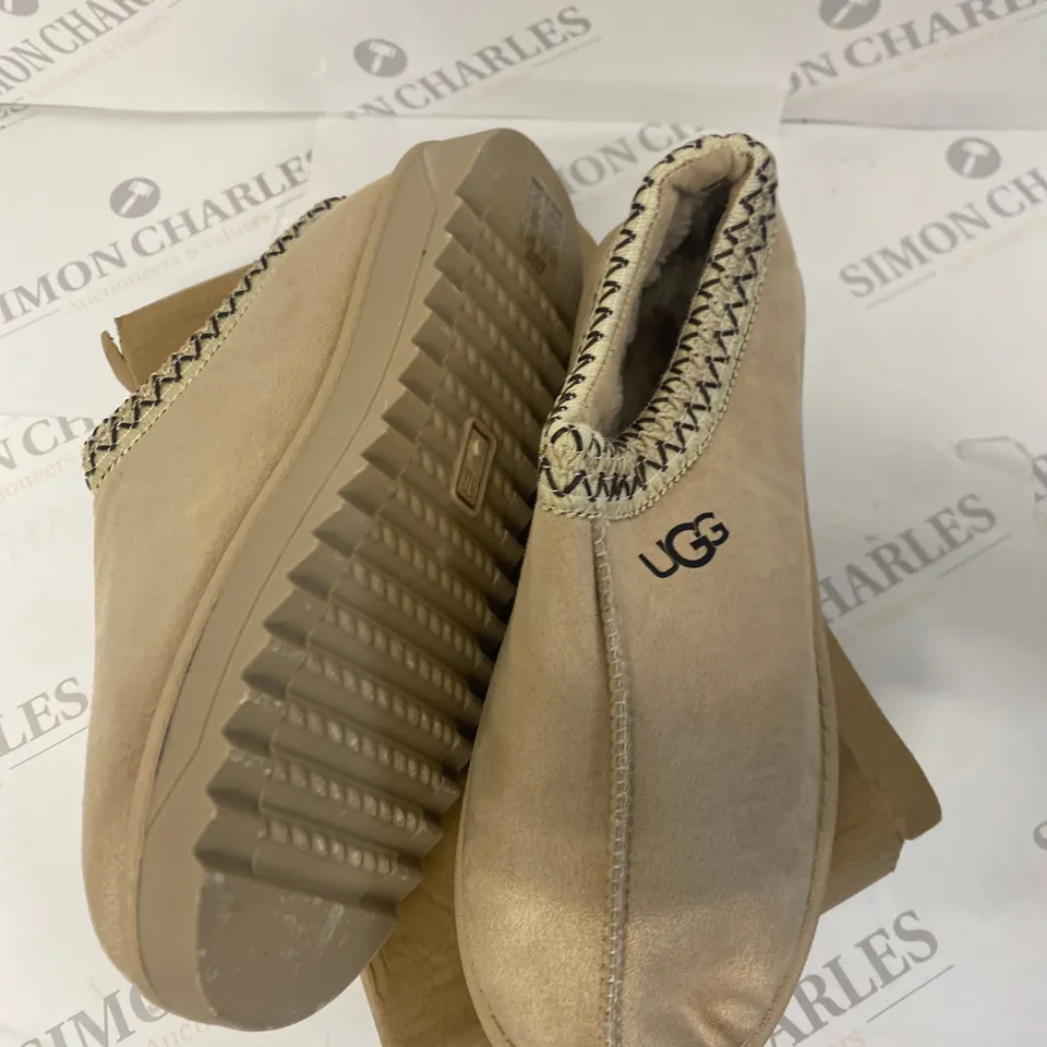 BOXED PAIR OF UGG SLIP ON SHOES SIZE 38