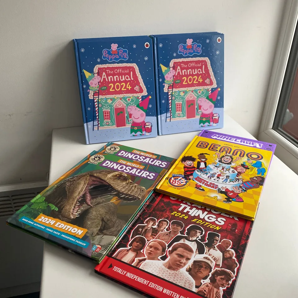 15 ASSORTED BOOKS TO INCLUDE: 10 X PEPPA PIG OFFICIAL ANNUAL 2024, 2 XTHE WORLD OF DINOSAURS, BEANO, STRANGER THINGS AND MINECRAFT