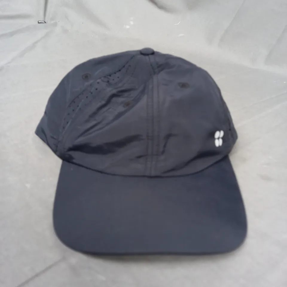 SWEATY BETTY SWIFTIE PACE IN BLACK CAP