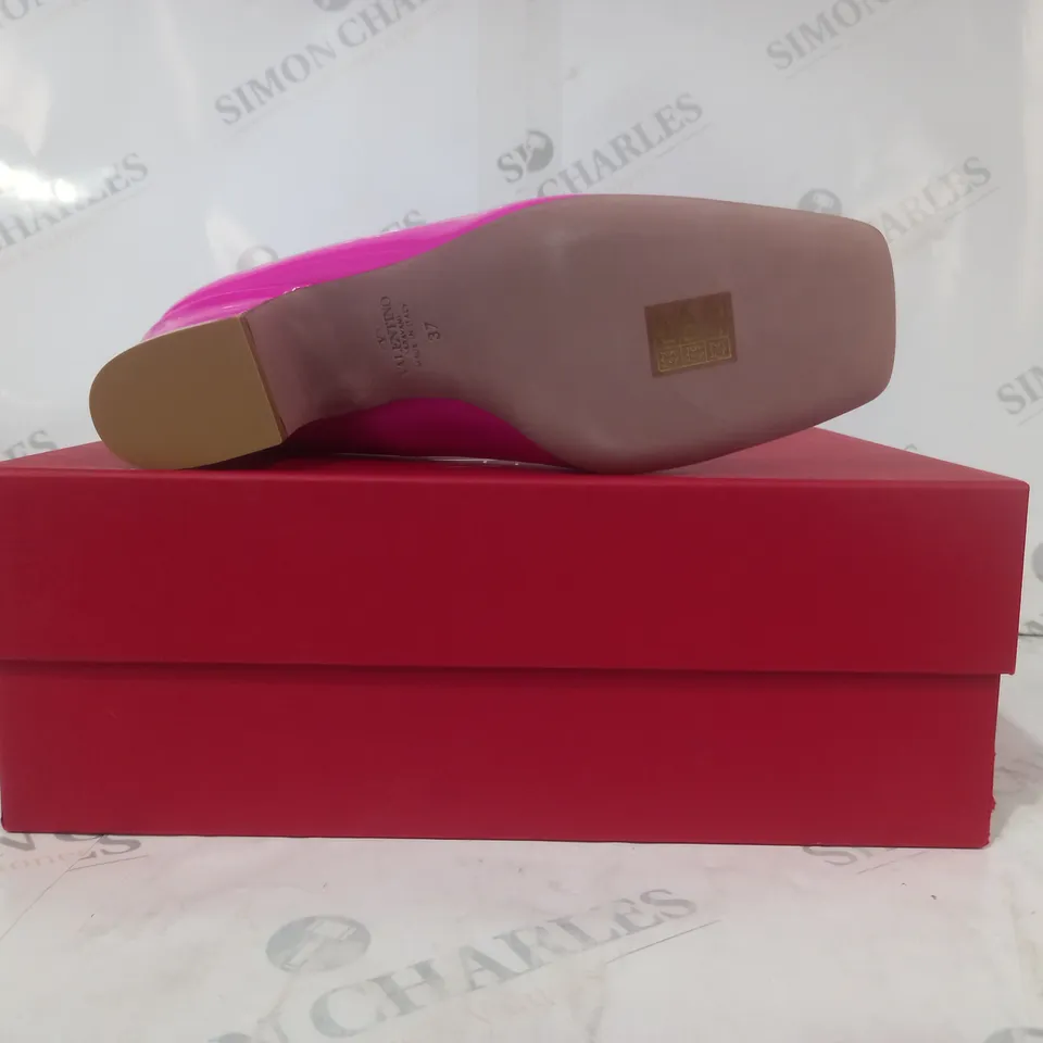 BOXED PAIR OF VALENTINO GARAVANI CLOSED SQUARE TOE ANKLE STRAP BLOCK HEELS IN PINK EU SIZE 37