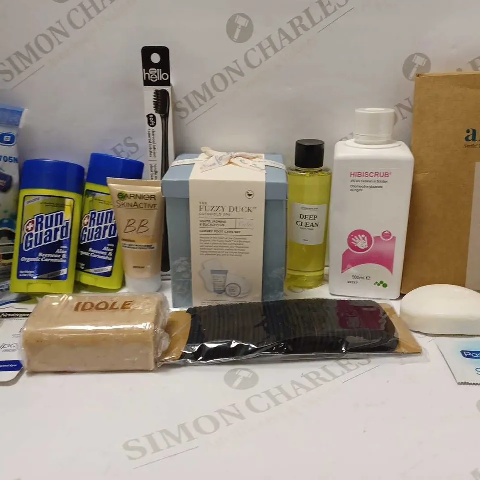 LOT OF APPROX 10 ASSORTED BEAUTY PRODUCTS TO INCLUDE THE FIZZY DUCK FOOT CARE SET, GARNIER BB CREAM, KALEIDOS LIP CLAY, ETC 