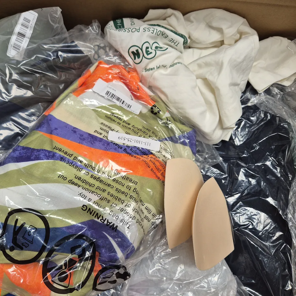 BOX OF APPROXIMATELY 20 ASSORTED CLOTHING AND FASHION ITEMS IN VARIOUS STYLES, SIZES, AND COLOURS - COLLECTION ONLY