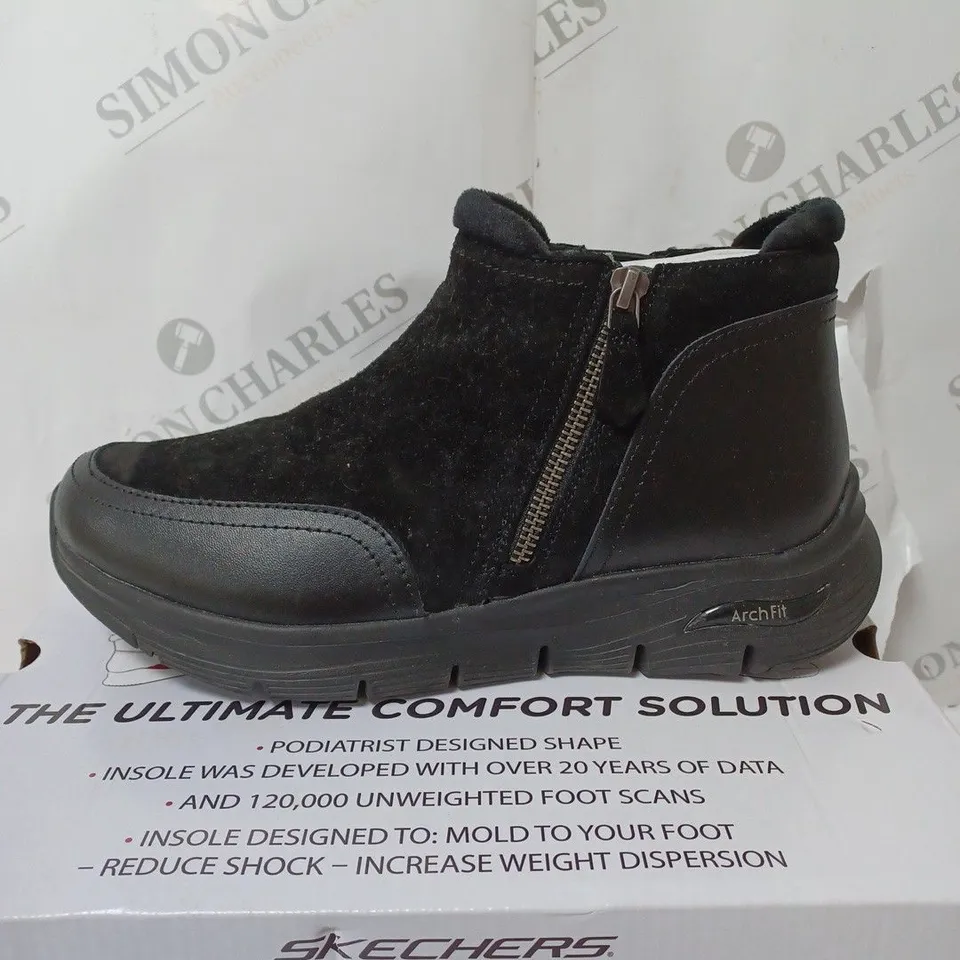 BOXED SKECHERS ARCH FIT SMOOTH ZIP BOOTS, BLACK - SIZE 6