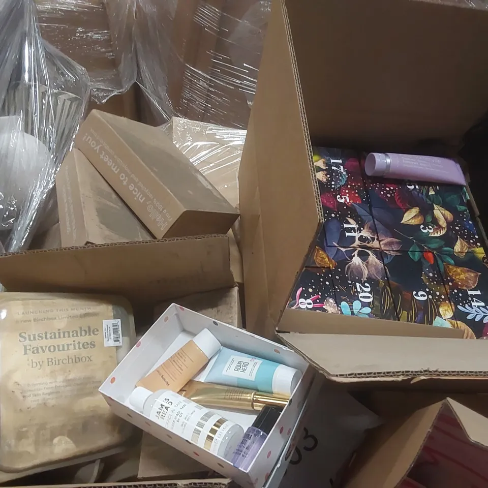 PALLET CONTAINING A VERY LARGE QUANTITY OF ASSORTED BEAUTY PRODUCTS INCLUDING: BIRCHBOX BEAUTY ADVENT CALENDAR, BIRCHBOX BEAUTY SETS, LASH & EYEBROW CONDITIONER ECT