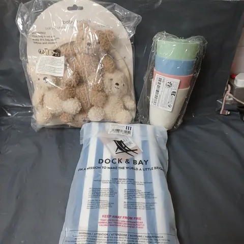 APPROXIMATELY 20 ASSORTED HOUSEHOLD ITEMS TO INCLUDE BABY MOBILE, TOWEL AND PLASTIC CUPS