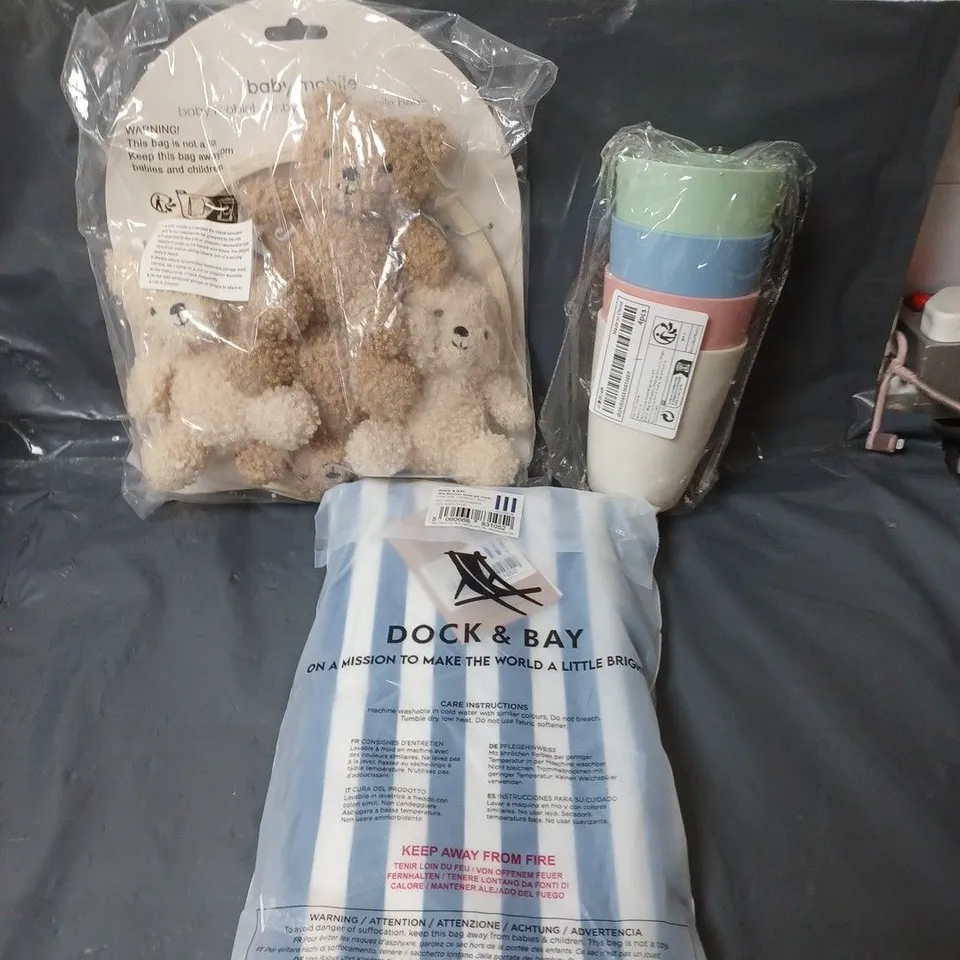 APPROXIMATELY 20 ASSORTED HOUSEHOLD ITEMS TO INCLUDE BABY MOBILE, TOWEL AND PLASTIC CUPS