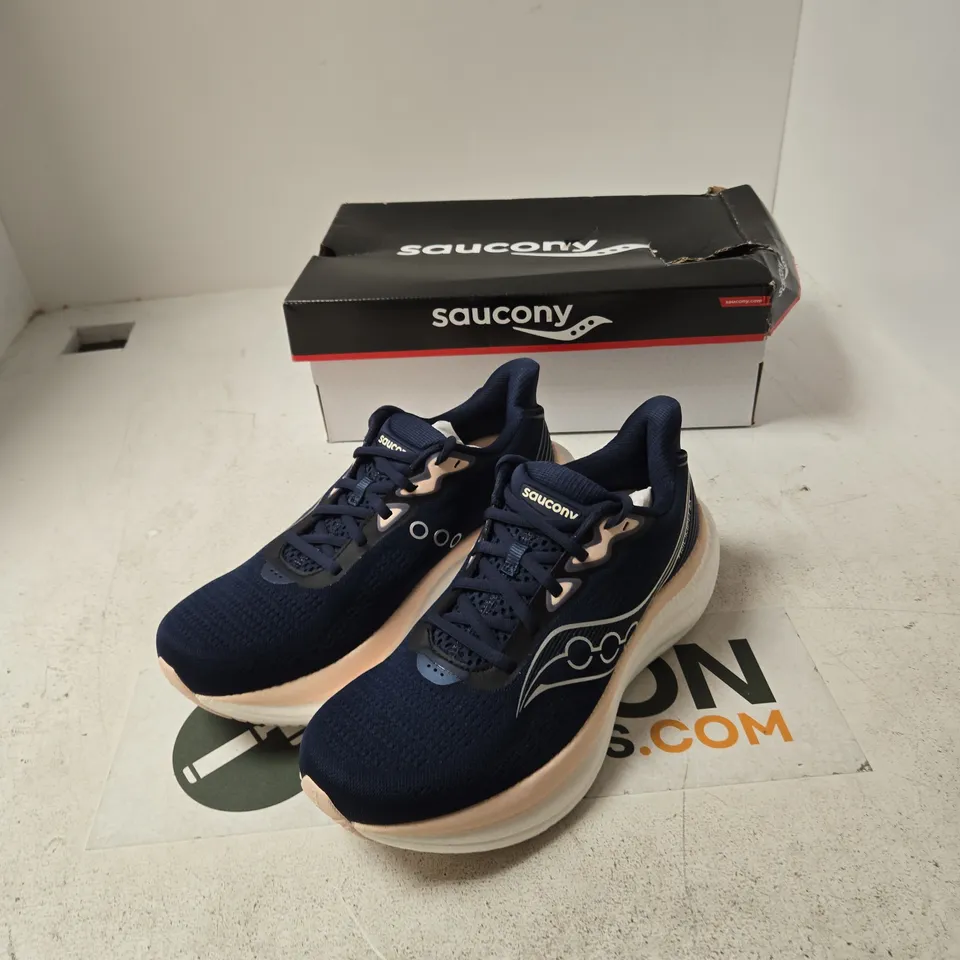 SAUCONY TRIUMPH 23 WOMEN'S RUNNING SHOES – NAVY/CAMEO UK9 (US11)