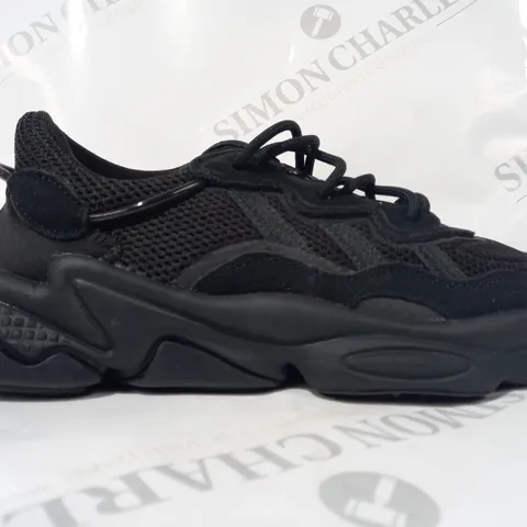 PAIR OF ADIDAS OZWEEGO J SHOES IN BLACK UK SIZE 6