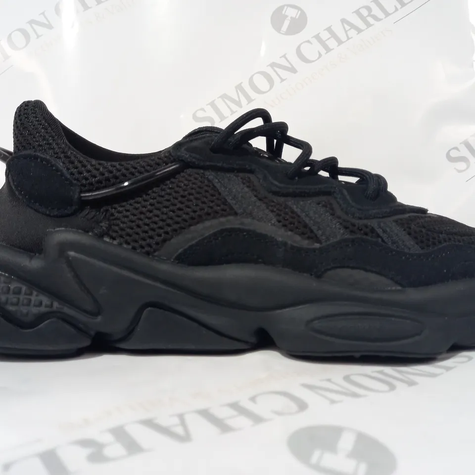 PAIR OF ADIDAS OZWEEGO J SHOES IN BLACK UK SIZE 6