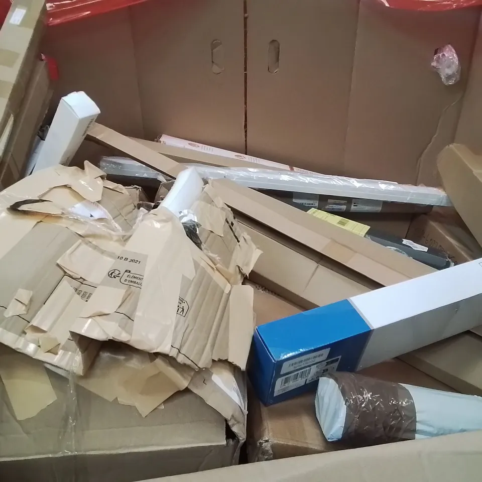 PALLET CONTAINING ASSORTED PRODUCTS INCLUDING PLASTIC FENCE, RETRACTABLE SAFETY GATE, ANTI BLUE LIGHT SCREEN PROTECTOR & GAMING MOUSEPAD