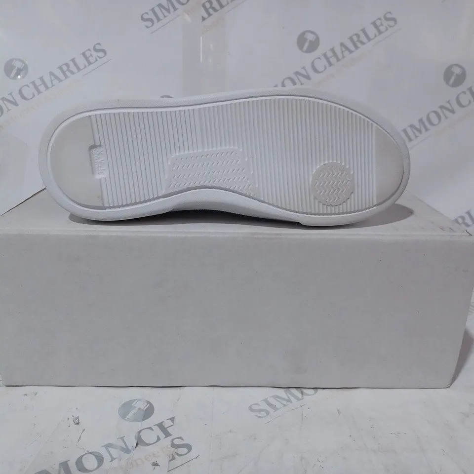 BOXED PAIR OF MODA IN PELLE AURAN TRAINERS IN BLUE/METALLIC SILVER SIZE 4