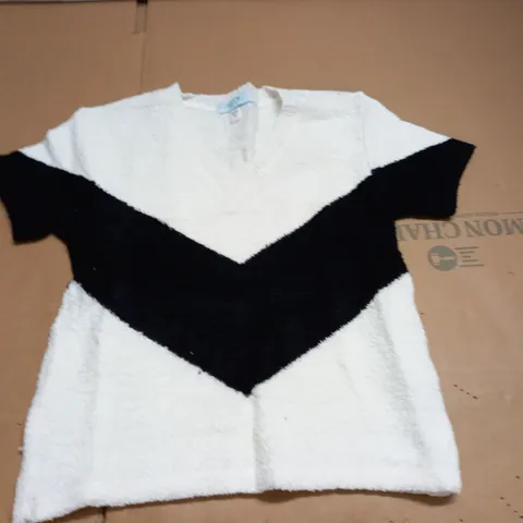 LOT OF APPROXIMATELY 75 CHEVRON V-NECK JUMPERS - SIZE UNSPECIFIED