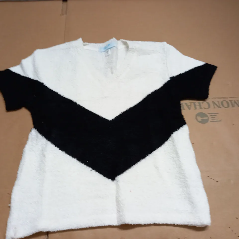 LOT OF APPROXIMATELY 75 CHEVRON V-NECK JUMPERS - SIZE UNSPECIFIED