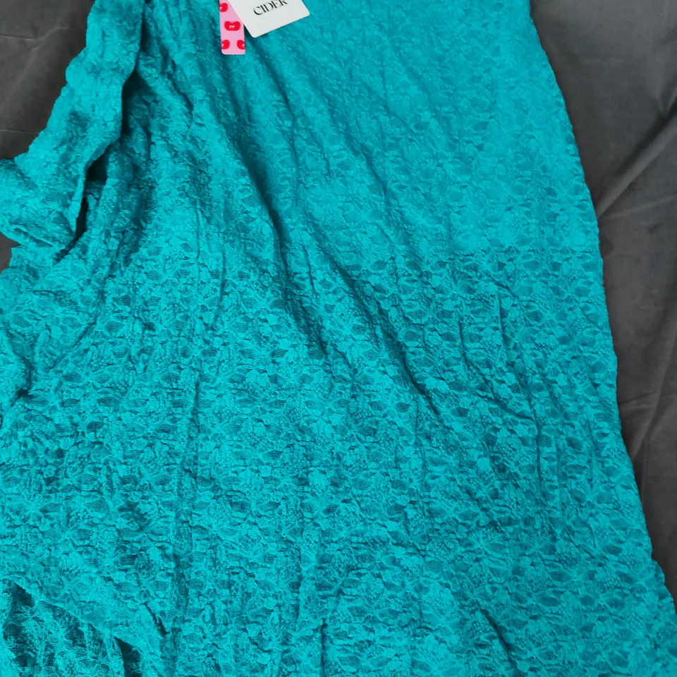 CIDER LACE SKIRT IN BLUE SIZE MEDIUM