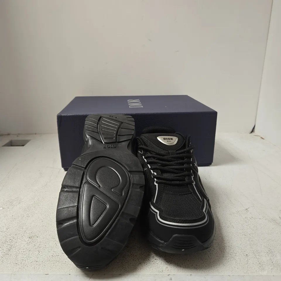DIOR B30 MTT-TOP CALF OBLIQUE SNEAKERS, UK 8 (EU 42) - BLACK/WHITE