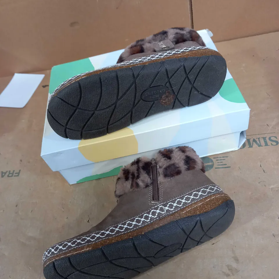 EARTH ORIGINS LIGHT BROWN BOOTHS WITH LEOPARD PRINT 