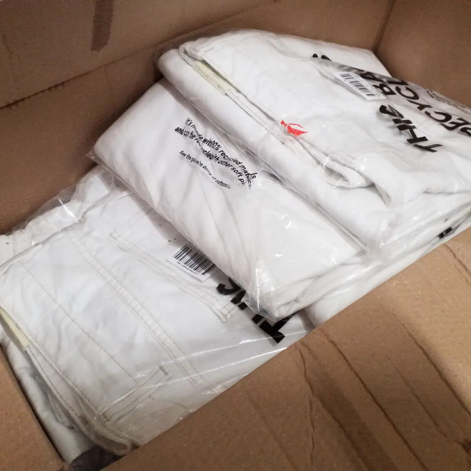 PALLET CONTAINING ASSORTED CLOTHING INCLUDING JEANS, JACKETS & JORTS