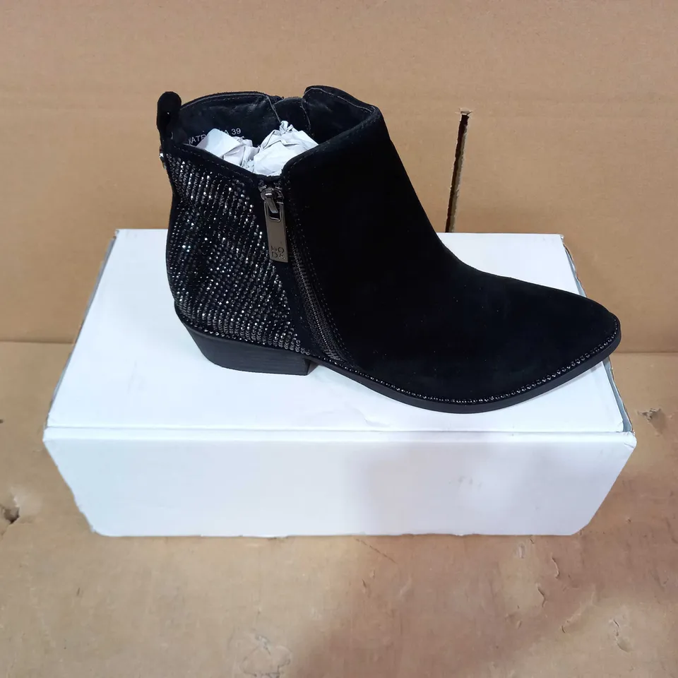 BOXED PAIR OF MODA IN PELLE BLACK BOOTS- SIZE 38