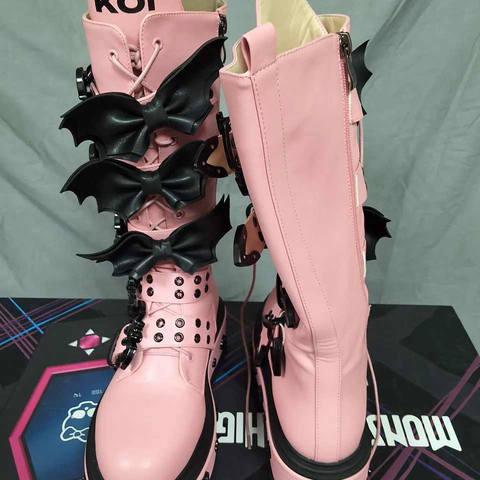 BOXED KOI MONSTER HIGH COUNT FABULOUS LONG BOOTS IN PINK - UK 4