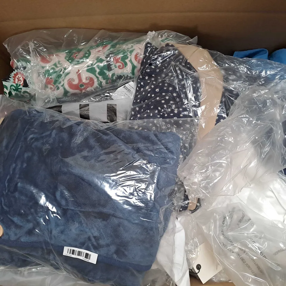 BOX OF APPROXIMATELY 25 ASSORTED CLOTHING ITEMS TO INCLUDE -  T-SHIRT , DRESS , JUMPER ETC