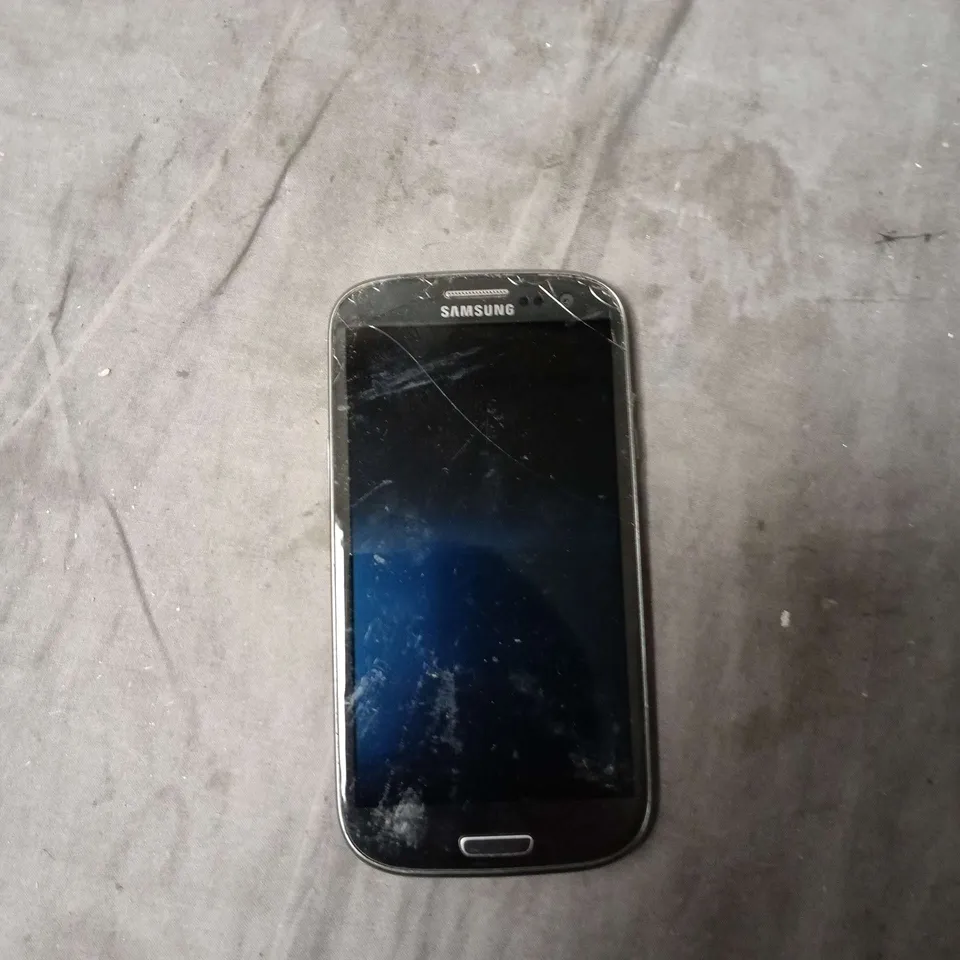SAMSUNG MOBILE PHONE – BLACK, CRACKED SCREEN 