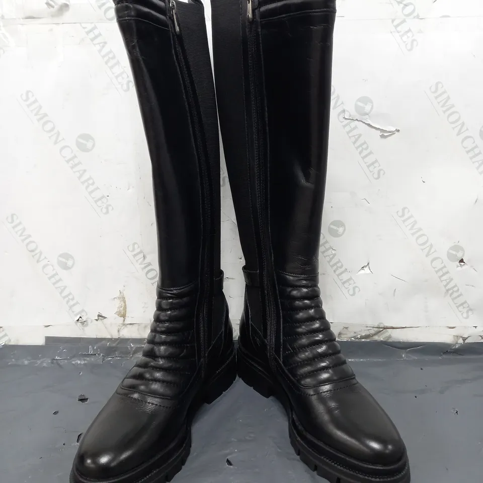 BOXED PAIR OF MODA IN PELLE QUILTED FRTONT KNEE-HIGH BOOTS IN BLACK SIZE 7