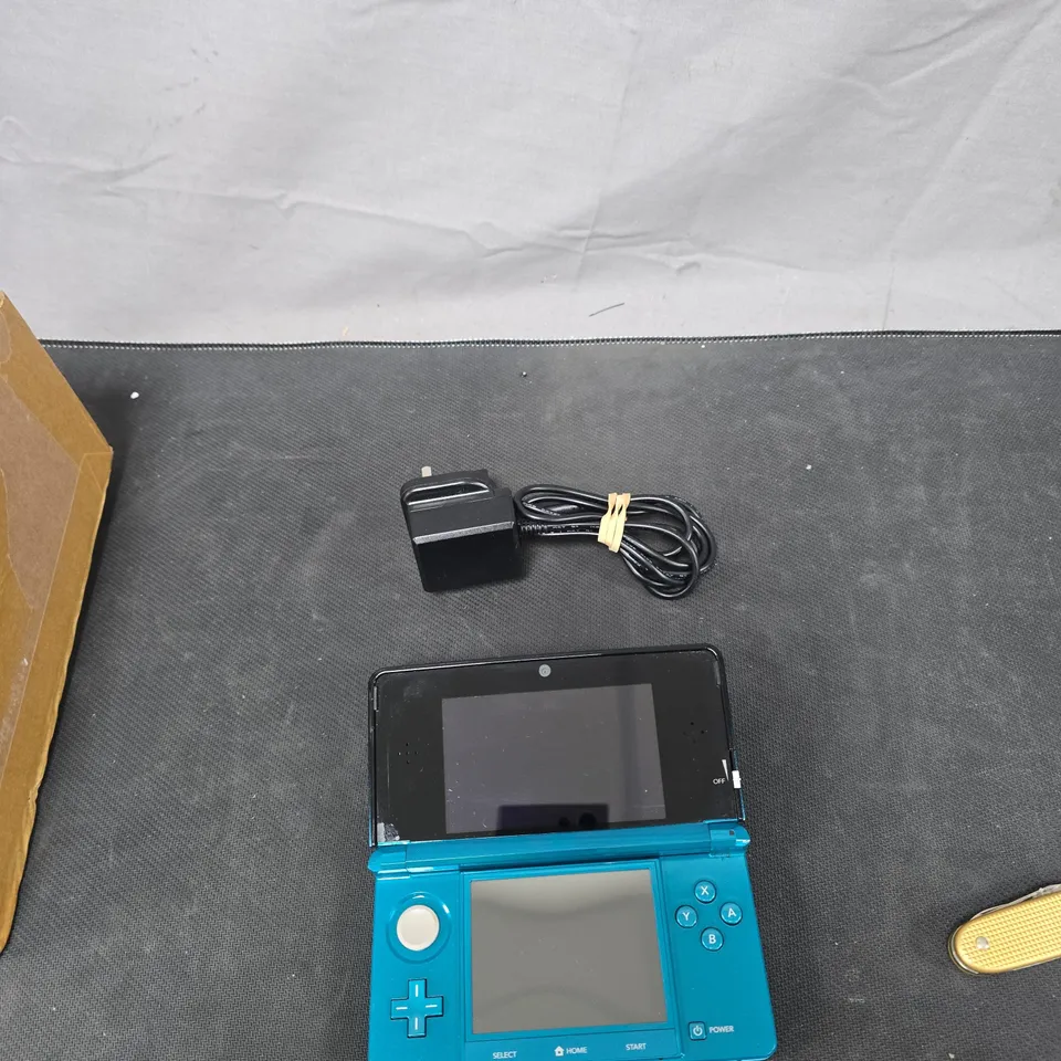 NINTENDO 3DS HANDHELD CONSOLE – TURQUOISE/BLUE WITH CHARGER