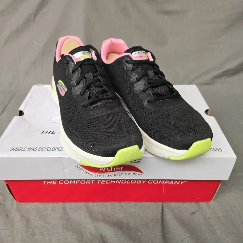 BOXED PAIR OF SKECHERS ARCH FIT TRAINERS - 6.5