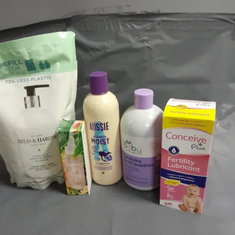 APPROXIMATELY 20 ASSORTED HEALTH & BEAUTY PRODUCTS TO INCLUDE AUSSIE MIRACLE MOIST SHAMPOO, TROPIC FACIAL SERUM AND BABY BUBBLE BATH