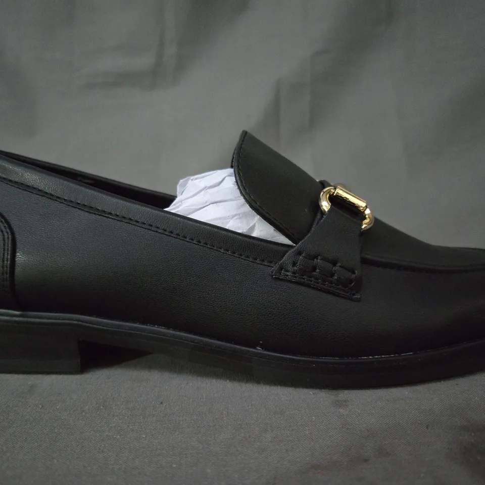 BOXED PAIR OF KURT GEIGER LOAFERS IN BLACK W. GOLD EFFECT DETAIL EU SIZE 40