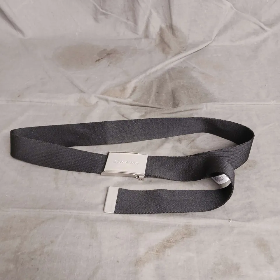 DICKIES BELT IN BLACK/SILVER ONE SIZE