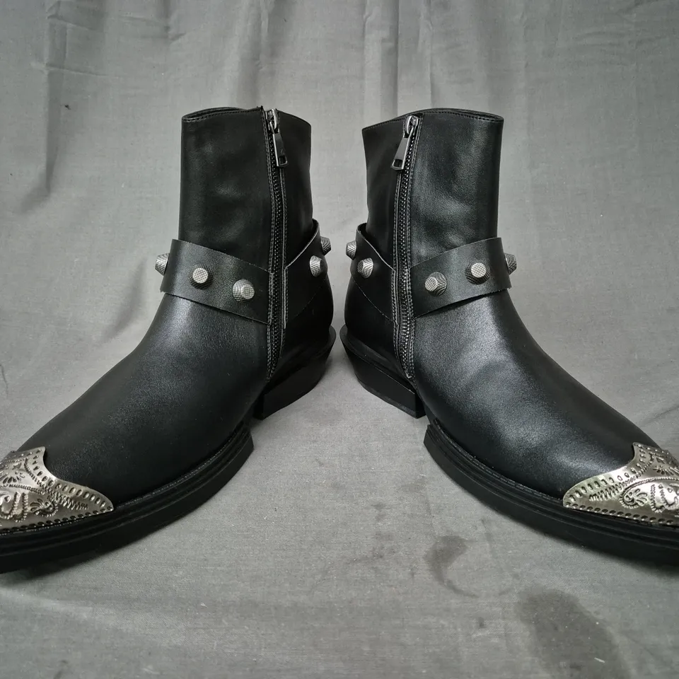 BOXED PAIR OF KOI SOULRENDER MEN'S HARDWARE COWBOY BOOTS IN BLACK/ANTIQUE SILVER UK SIZE 7