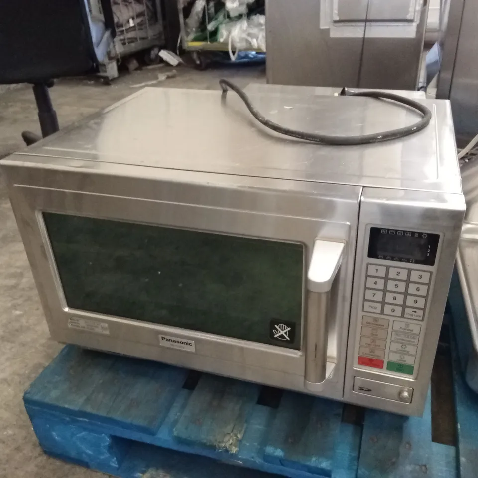 PANASONIC COMMERCIAL MICROWAVE OVEN // MODEL: NE-C1275 BP