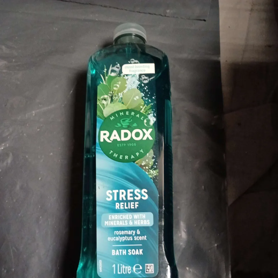 APPROXIMATELY 15 ASSORTED HEALTH AND BEAUTY ITEMS INCLUDING LOREAL HAIRSPRAY , VASELINE MATURE SKIN REJUVENATION AND RADOX STRESS RELIEF BATH SOAK 