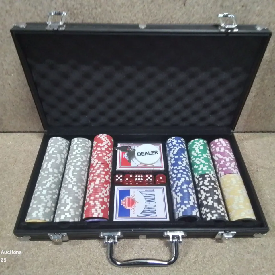 POKER PLAYING SET WITH SET OF CARDS AND DICE