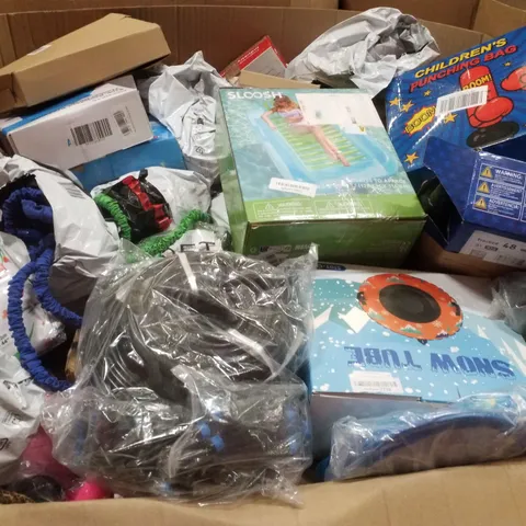 PALLET CONTAINING ASSORTED GARDEN HOSES & INFLATABLES