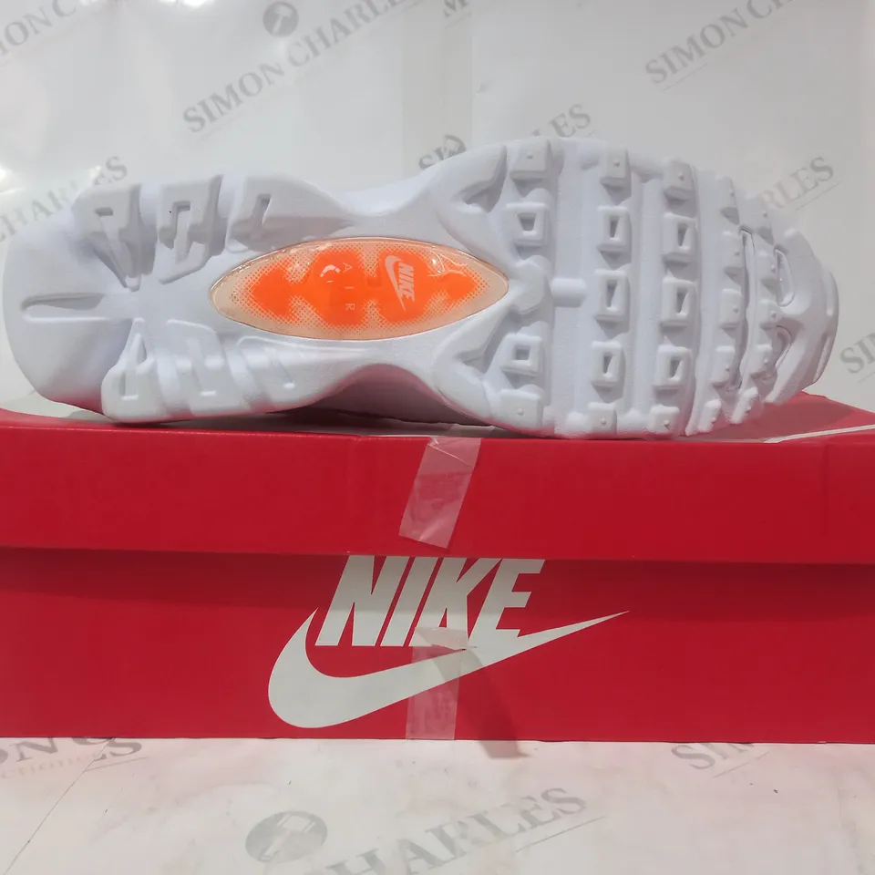 BOXED PAIR OF NIKE AIR MAX 95 ULTRA SHOES IN WHITE/GREY UK SIZE 10