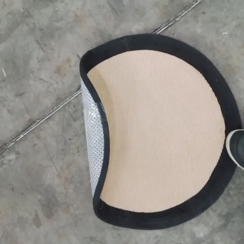 QUALITY DESIGNER AREA RUG - APPROXIMATELY 60X60CM