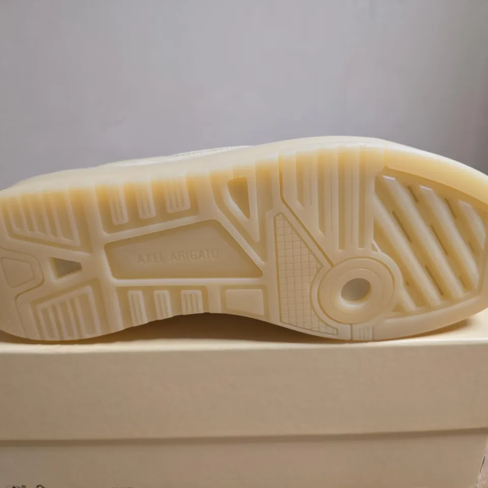 BOXED PAIR OF AXEL ARIGATO CLAY SNEAKER – LUK SIZE 8