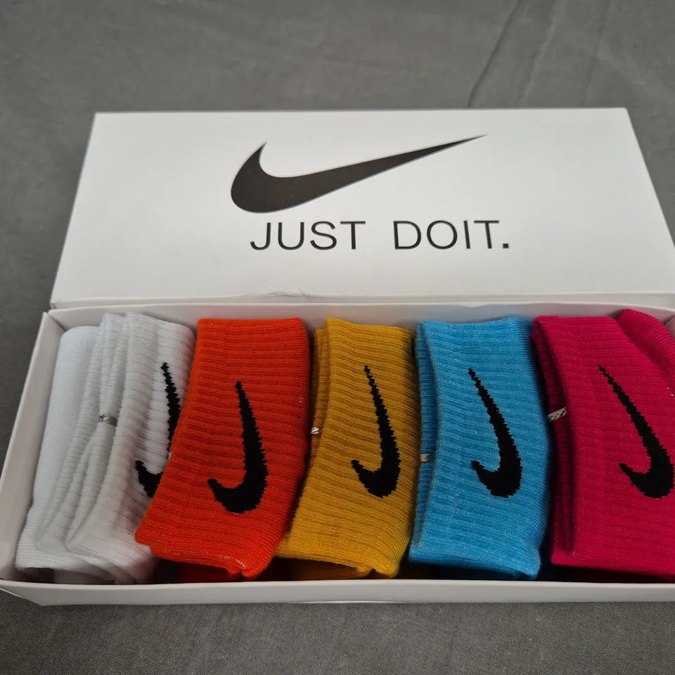 PACK OF 5 MULTICOLOURED NIKE SOCKS - SIZE UNSPECIFIED