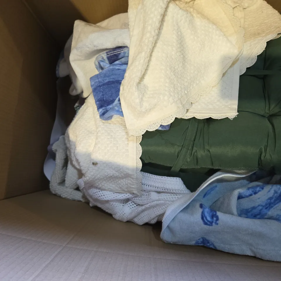 BOX OF APPROXIMATELY 6 ASSORTED BEDDING AND SOFT FURNISHING  ITEMS TO INCLUDE - PIPED EDGE DUVET SET , CUSHION 45 X 45CM ETC