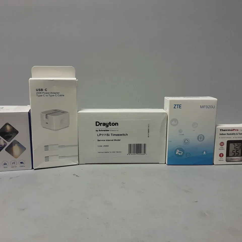 BOX OF APPROXIMATELY 12 ITEMS TO INCLUDE -  USBC POWER ADAPTER , SUPAREE 12V LED SPOT READING LIGHT , LP1118I TIMESSWITCH ETC