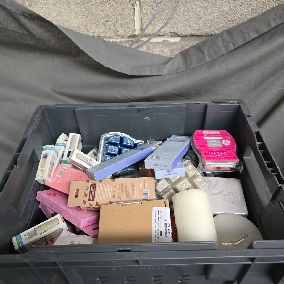 APPROXIMATELY 30 ITEMS OF HAMPSHIRE WICK DISCOVERY COLLECTION CANDLE – ASSORTED CANDLES AND BEAUTY ITEMS .