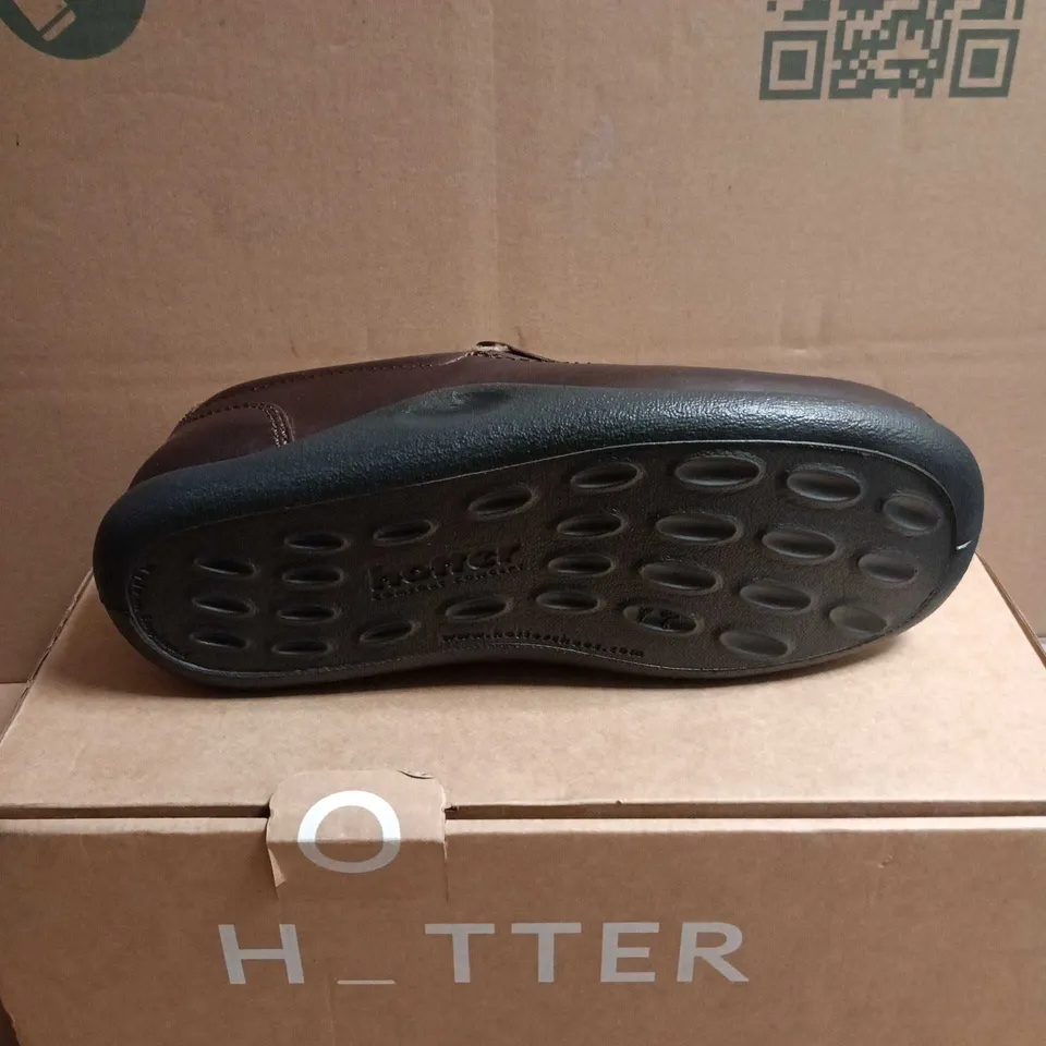 BOXED PAIR OF HOTTER RELAX DARK BROWN LEATHER SLIPPERS FOR MEN – UK 7