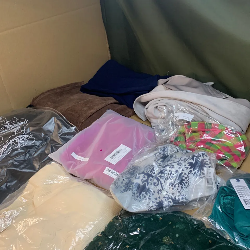 MEDIUM BOX OF ASSORTED CLOTHING ITEMS TO INCLUDE DRESSES, JEANS AND T-SHIRTS 