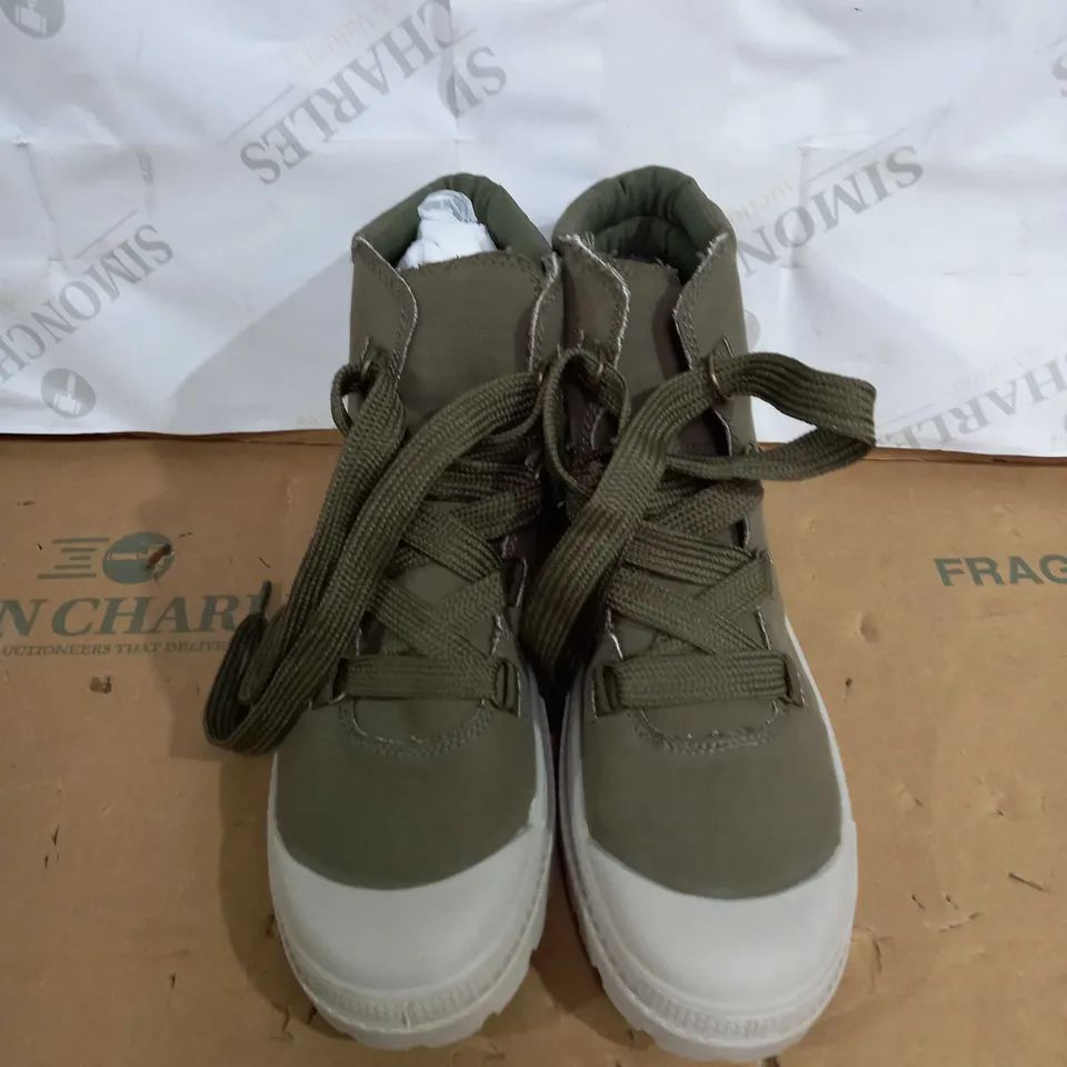 PAIR OF ROCKET DOG WOMENS PIPERMAN MELSTONE SHOES SIZE 7