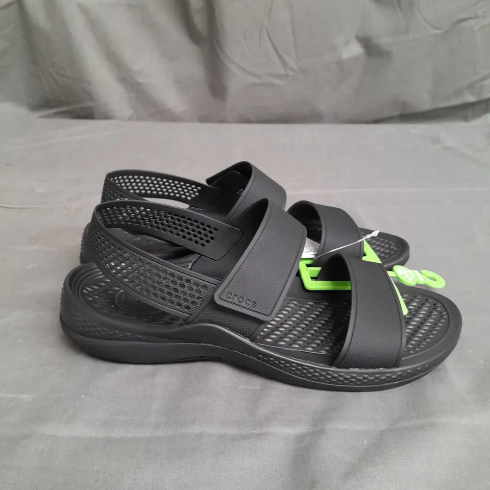 PAIR OF SANDALY CROCS LITE RIDE  360 SIZE 8
