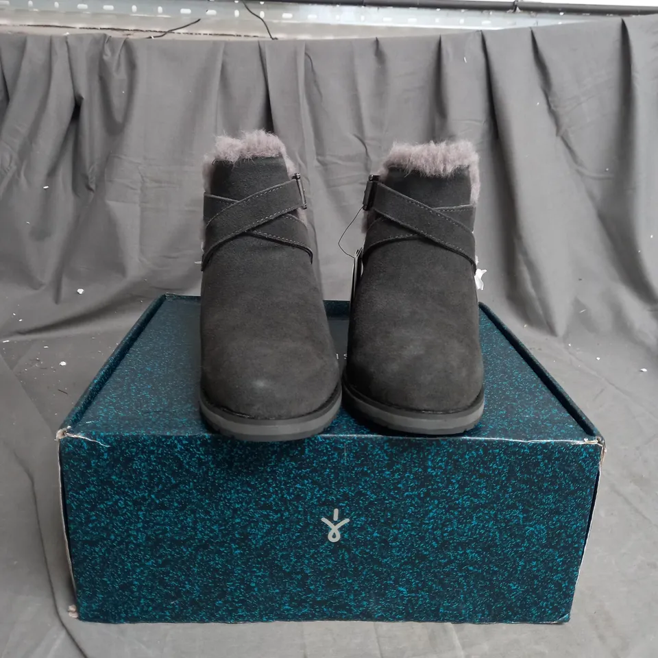 EMU MERAK SUEDE BOOTS SIZE 4